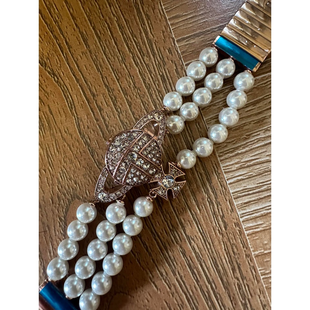 Vivienne Westwood 手錶 這款手錶三排 Swarovski 玻璃珍珠，貴氣又不失個性。 中央土星徽章錶盤-細節圖3