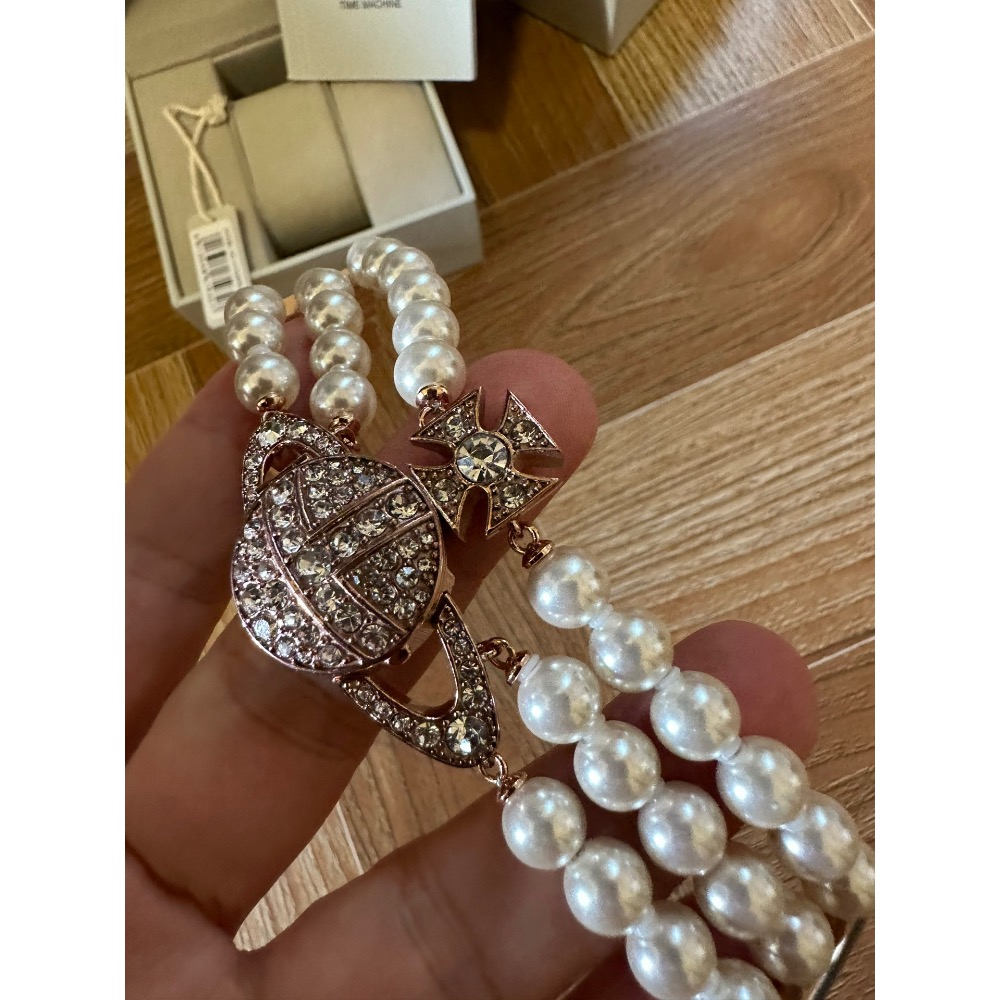 Vivienne Westwood 手錶 這款手錶三排 Swarovski 玻璃珍珠，貴氣又不失個性。 中央土星徽章錶盤-細節圖4