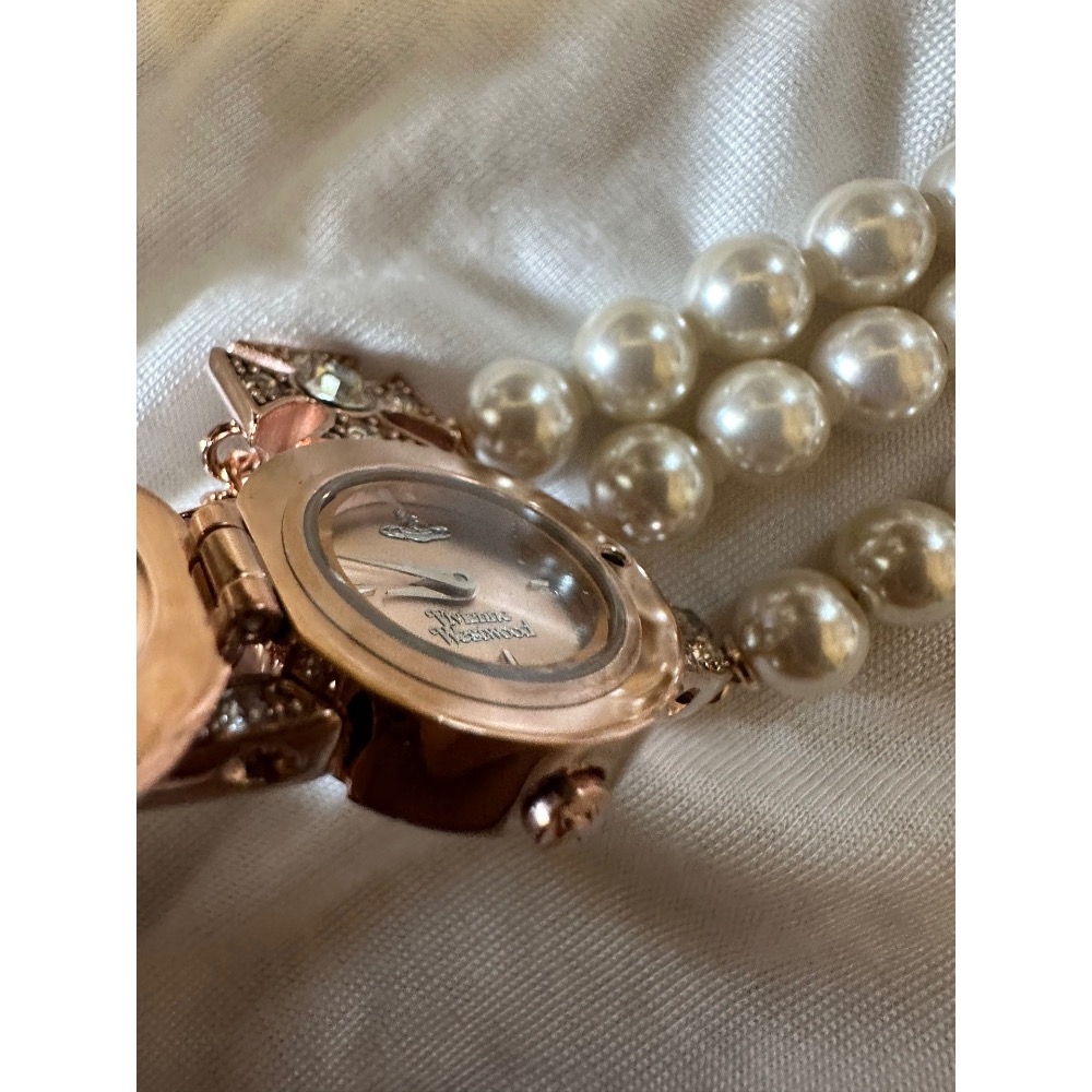 Vivienne Westwood 手錶 這款手錶三排 Swarovski 玻璃珍珠，貴氣又不失個性。 中央土星徽章錶盤-細節圖5