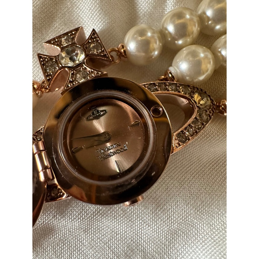 Vivienne Westwood 手錶 這款手錶三排 Swarovski 玻璃珍珠，貴氣又不失個性。 中央土星徽章錶盤-細節圖6