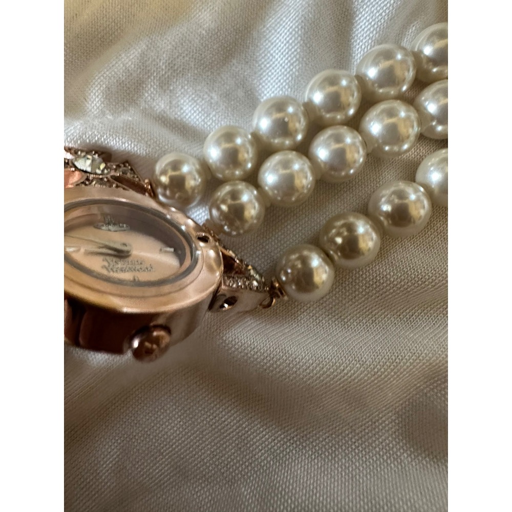 Vivienne Westwood 手錶 這款手錶三排 Swarovski 玻璃珍珠，貴氣又不失個性。 中央土星徽章錶盤-細節圖7