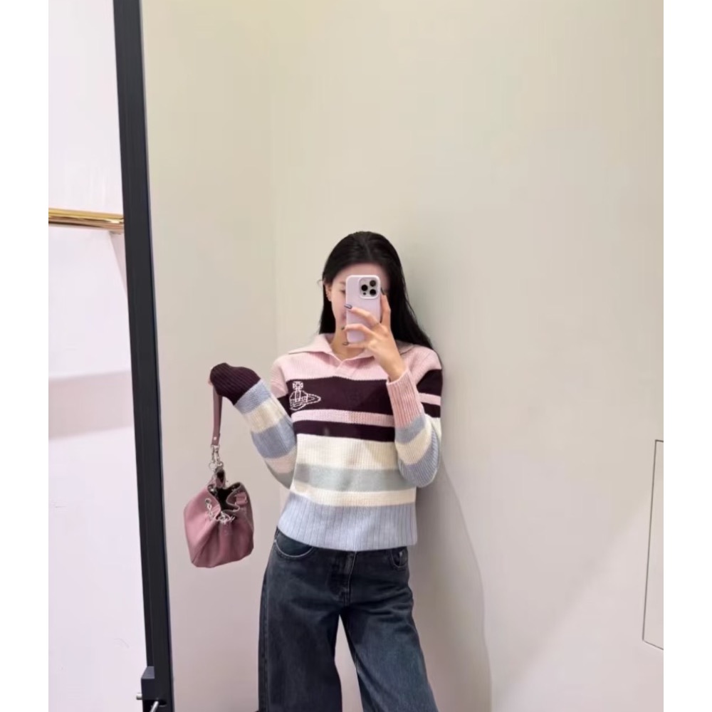 Vivienne Westwood 翻領長袖 經典土星圖案刺繡毛衣 撞色寬條紋設計 配色很好看 經典耐看 胸前圖案刺繡-細節圖2