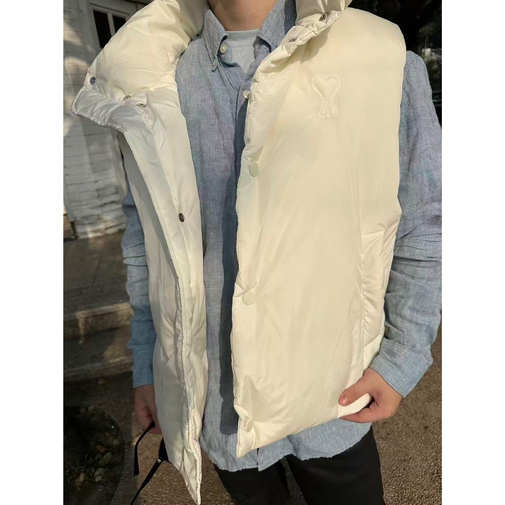 AMI 羽絨背心 外套 愛心墊襯繡羽絨馬甲  採用 100% 聚酯纖維塔夫絨質地緊密光滑，挺括有型，不易變形。摩擦時會發-細節圖2