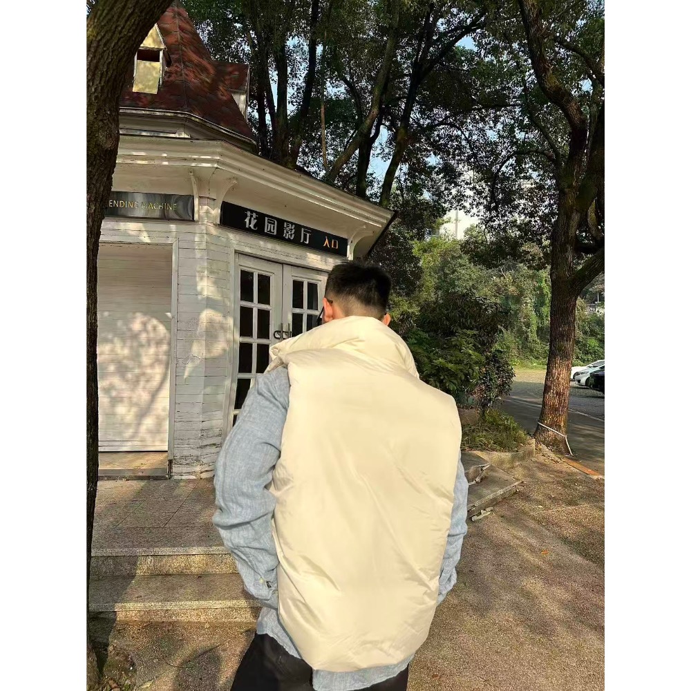 AMI 羽絨背心 外套 愛心墊襯繡羽絨馬甲  採用 100% 聚酯纖維塔夫絨質地緊密光滑，挺括有型，不易變形。摩擦時會發-細節圖3