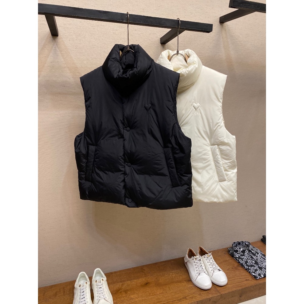 AMI 羽絨背心 外套 愛心墊襯繡羽絨馬甲  採用 100% 聚酯纖維塔夫絨質地緊密光滑，挺括有型，不易變形。摩擦時會發-細節圖4