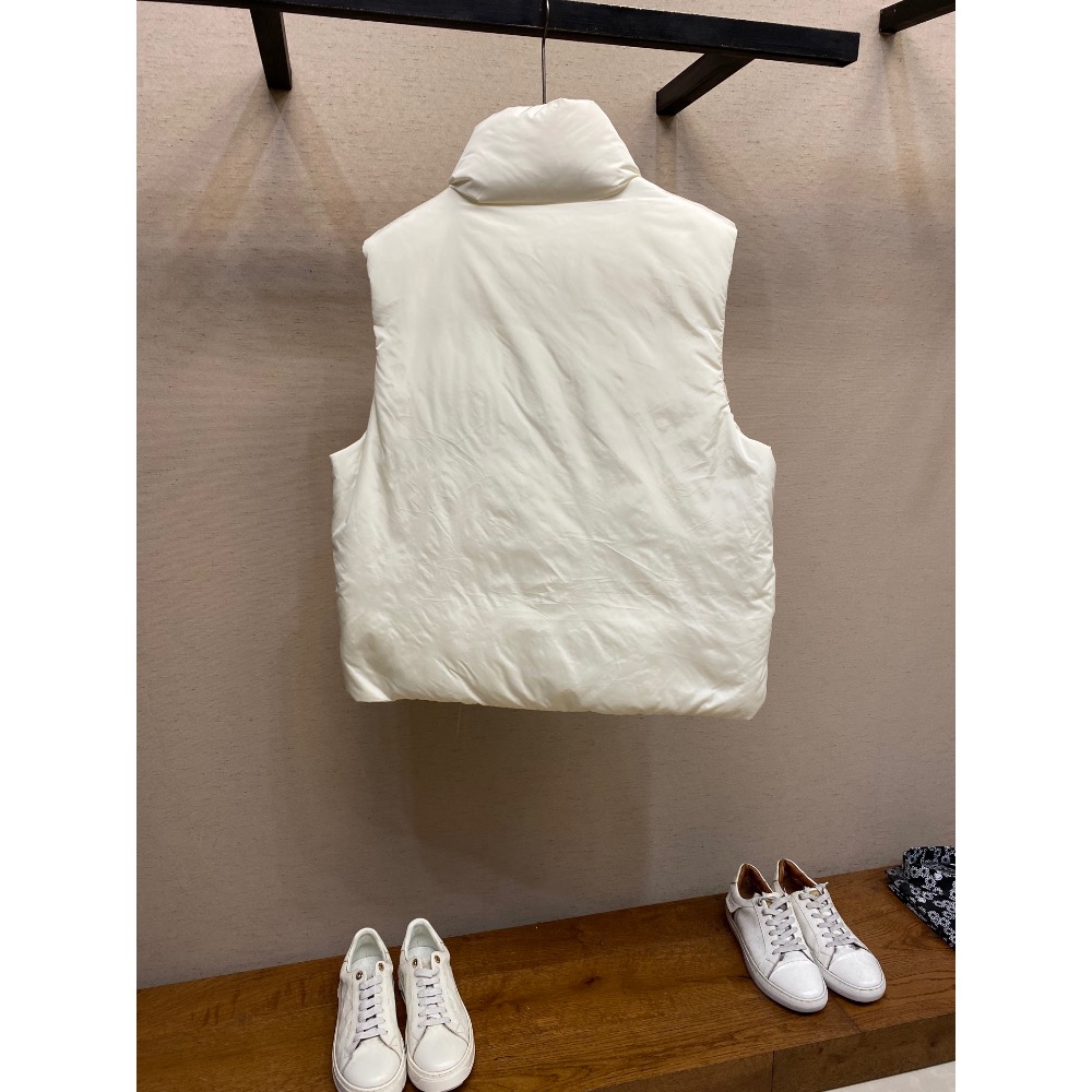 AMI 羽絨背心 外套 愛心墊襯繡羽絨馬甲  採用 100% 聚酯纖維塔夫絨質地緊密光滑，挺括有型，不易變形。摩擦時會發-細節圖5