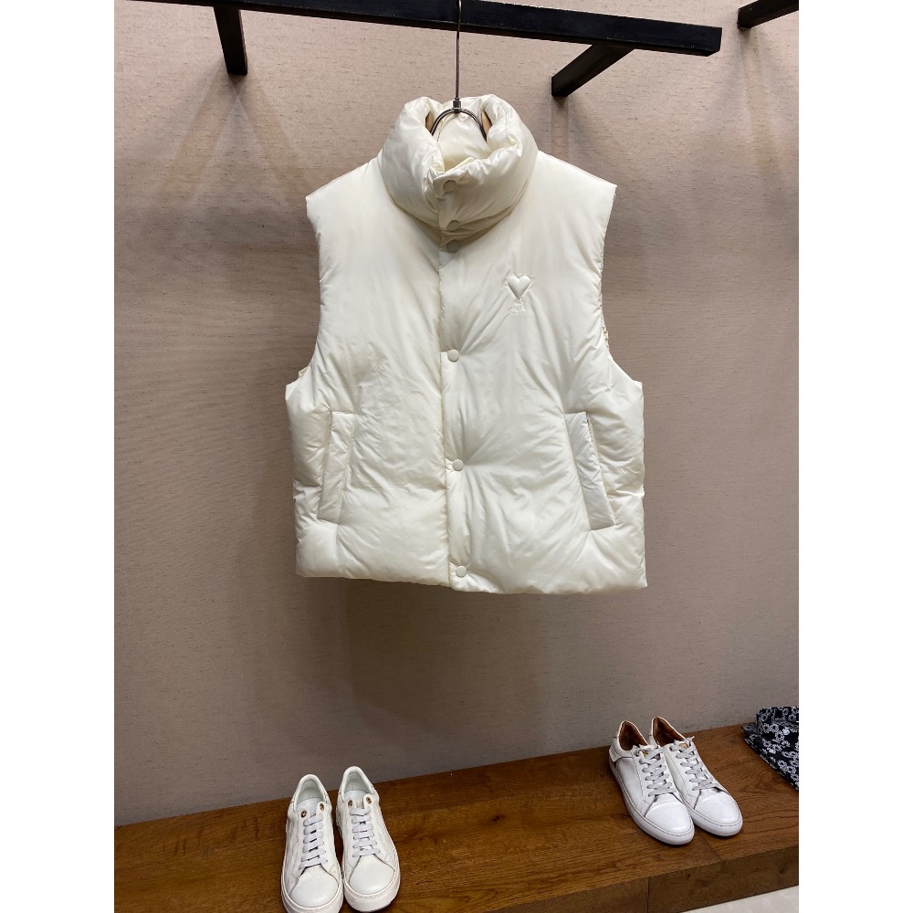 AMI 羽絨背心 外套 愛心墊襯繡羽絨馬甲  採用 100% 聚酯纖維塔夫絨質地緊密光滑，挺括有型，不易變形。摩擦時會發-細節圖6