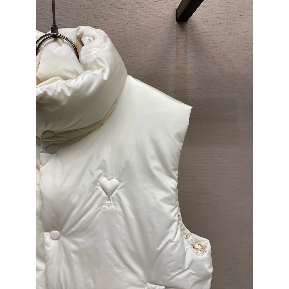 AMI 羽絨背心 外套 愛心墊襯繡羽絨馬甲  採用 100% 聚酯纖維塔夫絨質地緊密光滑，挺括有型，不易變形。摩擦時會發-細節圖7