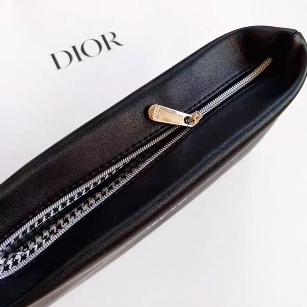 Dior CD  VIP漂亮贈品禮🎁高質感化妝收納包，經典簡約外型搭配細緻內裡設計，質感皮革觸感細膩，可當化妝包或手拿-細節圖2
