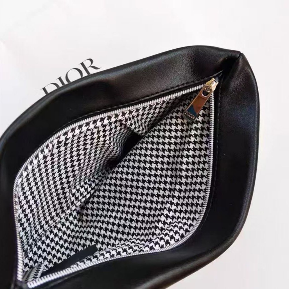 Dior CD  VIP漂亮贈品禮🎁高質感化妝收納包，經典簡約外型搭配細緻內裡設計，質感皮革觸感細膩，可當化妝包或手拿-細節圖3