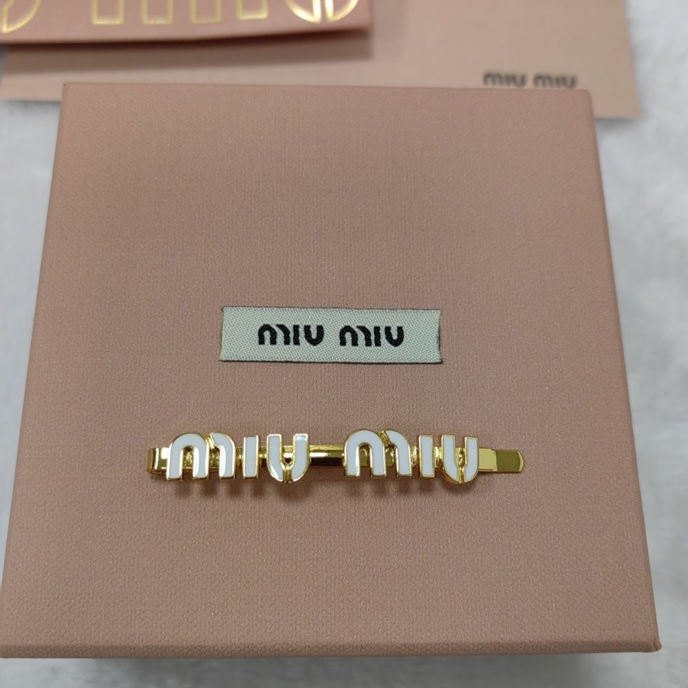 Miu Miu VIP漂亮禮 髮夾 髮飾，精緻字母造型搭配亮面黑配色，低調展現時尚質感。輕巧夾式設計，固定瀏海或側邊髮絲-細節圖2