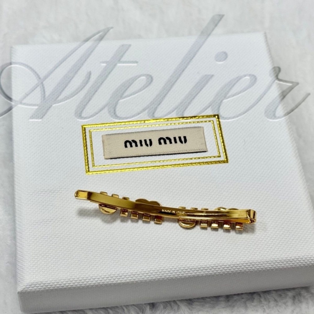 Miu Miu VIP漂亮禮 髮夾 髮飾，精緻字母造型搭配亮面黑配色，低調展現時尚質感。輕巧夾式設計，固定瀏海或側邊髮絲-細節圖3