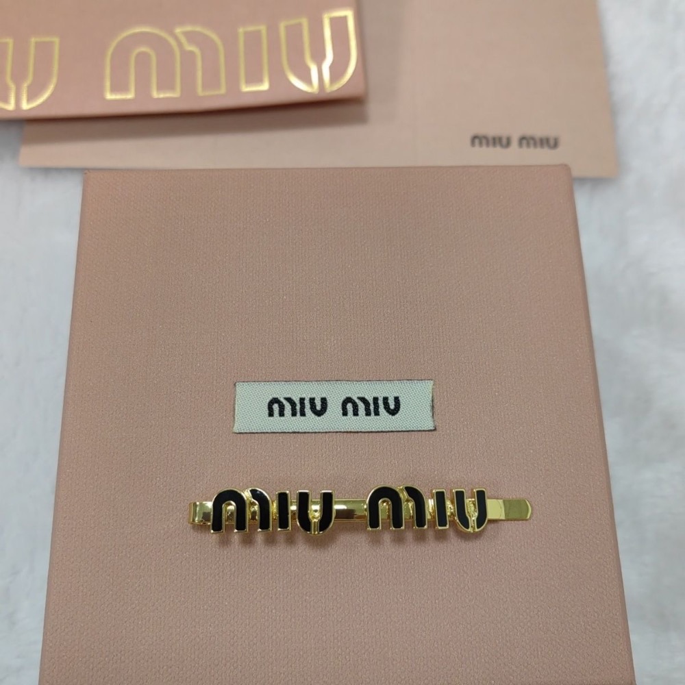Miu Miu VIP漂亮禮 髮夾 髮飾，精緻字母造型搭配亮面黑配色，低調展現時尚質感。輕巧夾式設計，固定瀏海或側邊髮絲-細節圖4