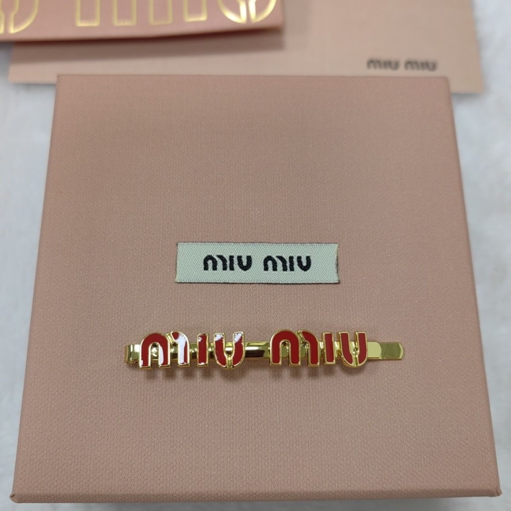 Miu Miu VIP漂亮禮 髮夾 髮飾，精緻字母造型搭配亮面黑配色，低調展現時尚質感。輕巧夾式設計，固定瀏海或側邊髮絲-細節圖5