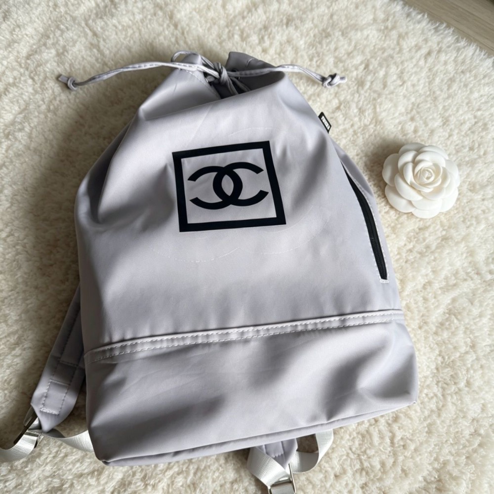 後背包 肩背包 VIP積分贈品禮，香奈兒 Chanel 中古小香風運動雙肩包，銀灰色搭配方框雙C Logo設計，融合復古-細節圖3