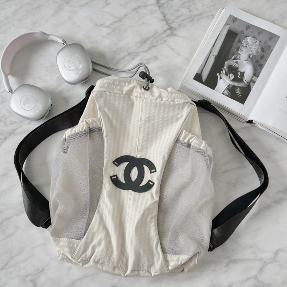 後背包 肩背包 VIP積分贈品禮，香奈兒 Chanel 中古小香風運動雙肩包，銀灰色搭配方框雙C Logo設計，融合復古-細節圖3