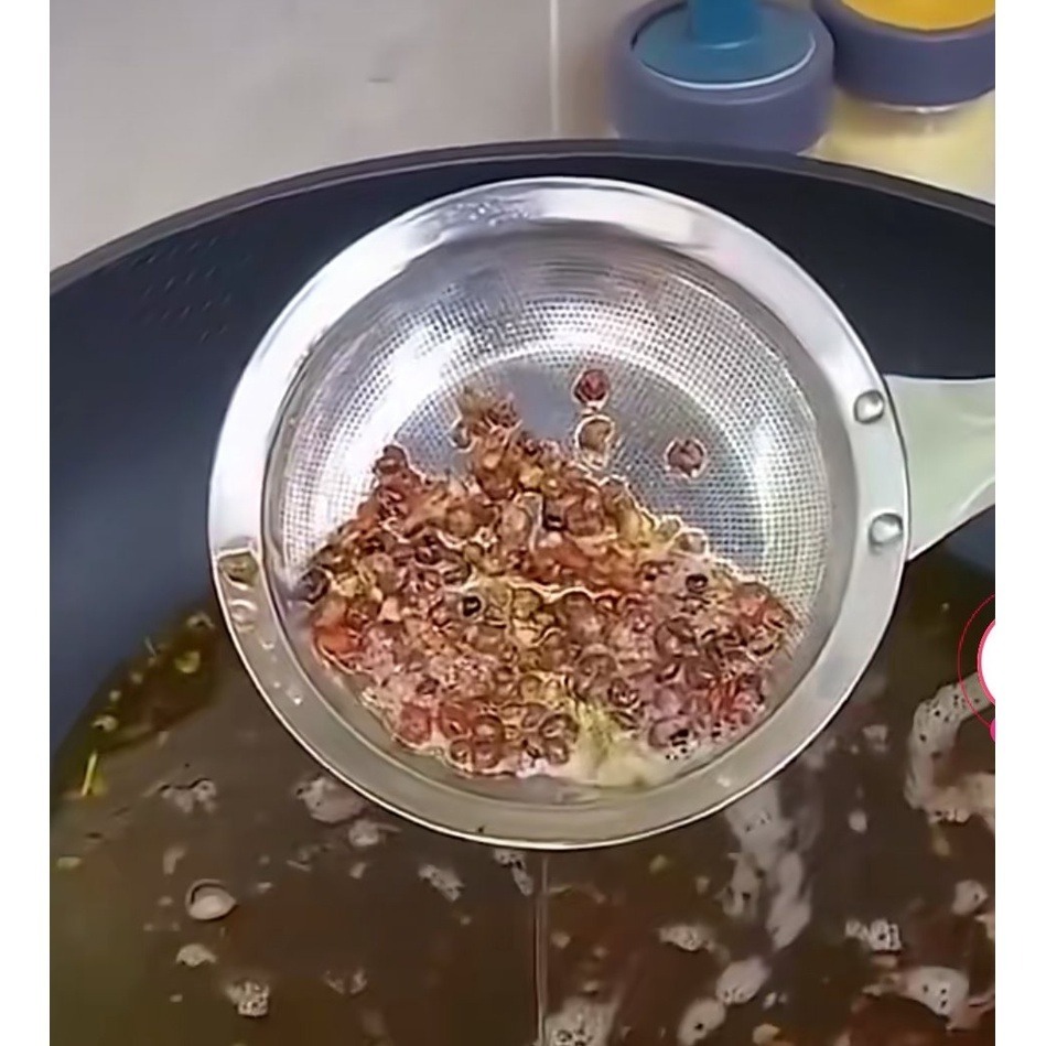 【巔品購物】✅發票 台灣現貨 304不鏽鋼油撈勺 油隔過濾網 漏勺 撈油渣 漏油勺 去油格油細孔網篩 網篩 打沫勺-細節圖2