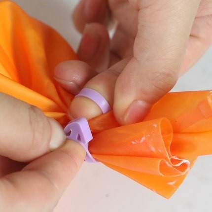 【巔品購物】(10個入) 裱花袋固定環 奶油裱花袋綁口帶 矽膠固定環 擠花袋固定環 擠花袋綁繩 烘焙用品-細節圖6