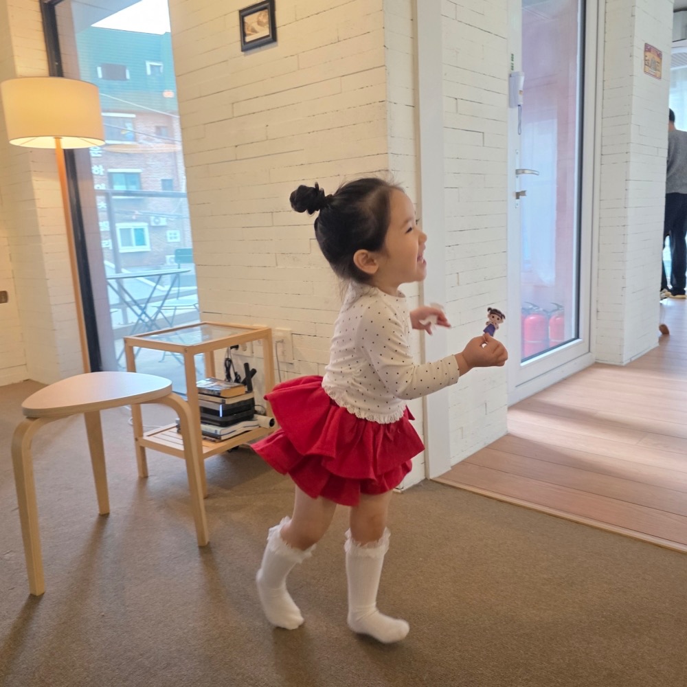 Color 春季點點蕾絲滾邊上衣-細節圖4