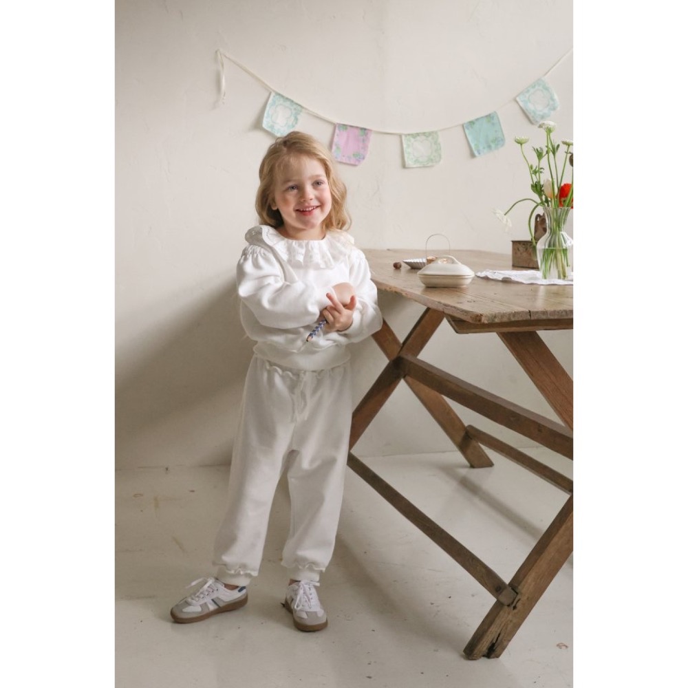 Flo春季鏤空領上衣-細節圖2