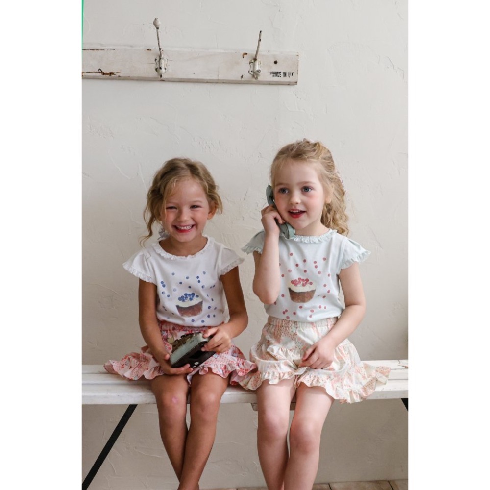 Flo 夏季甜點藍莓蛋糕印花T恤-細節圖5