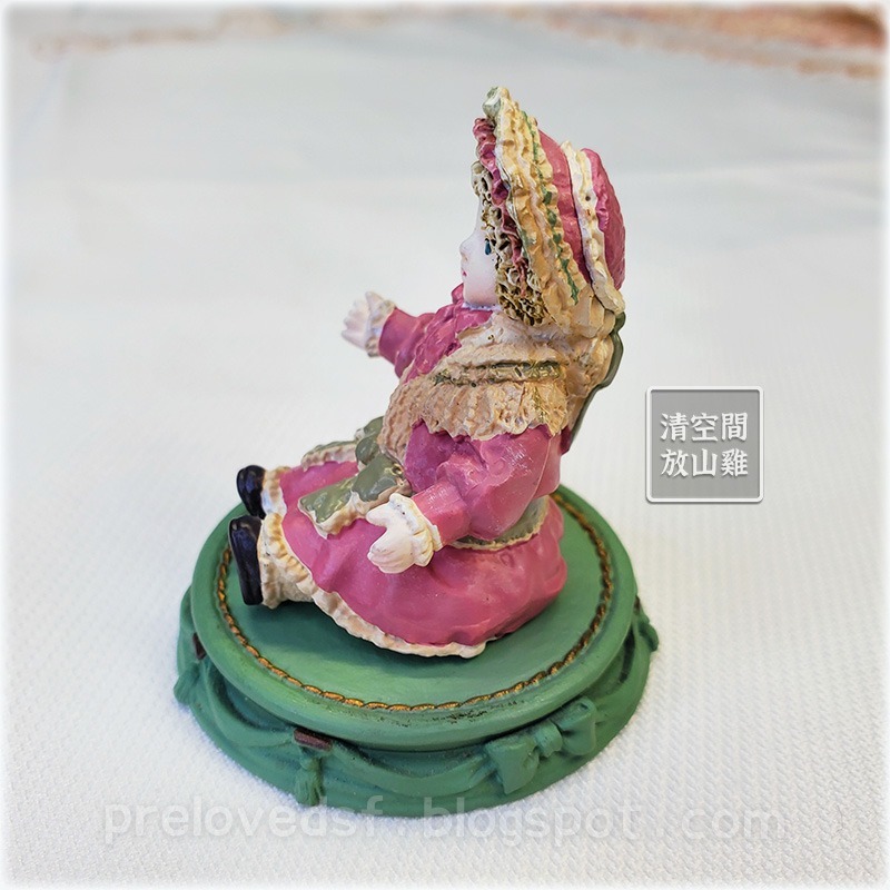 海洋堂 袖珍古董博物館 古董娃娃 二手有盒 2003 絕版〈清空間放山雞〉-細節圖3