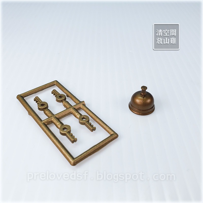 森林家族 英版紅色大飯店零件 接待櫃台 接待鈴 鑰匙 鑰匙櫃 行李箱 行李架 A組 二手無盒 絕版〈清空間放山雞〉-細節圖6