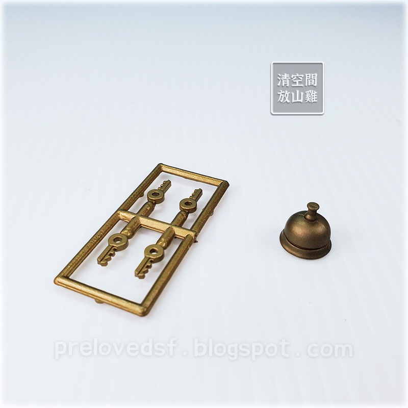 森林家族 英版紅色大飯店零件 接待櫃台 接待鈴 鑰匙 鑰匙櫃 行李箱 行李架 B組 二手無盒 絕版〈清空間放山雞〉-細節圖7