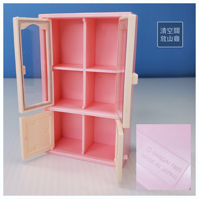 1985 BANDAI 早期家具配件 食器棚 餐具 粉色餐桌椅組 可搭森林家族 日本製 二手有盒 絕版〈清空間放山雞〉-細節圖3
