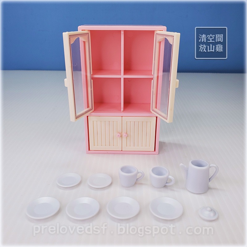 1985 BANDAI 早期家具配件 食器棚 餐具 粉色餐桌椅組 可搭森林家族 日本製 二手有盒 絕版〈清空間放山雞〉-細節圖4