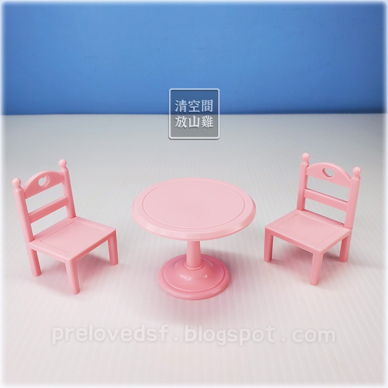 1985 BANDAI 早期家具配件 食器棚 餐具 粉色餐桌椅組 可搭森林家族 日本製 二手有盒 絕版〈清空間放山雞〉-細節圖6