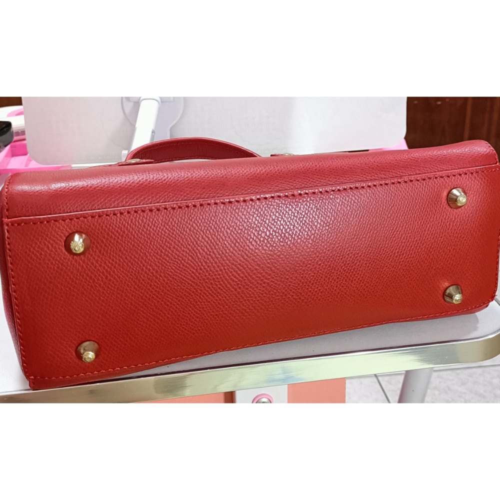 現貨 凱莉包 中大包側背包 卡其色/紅色五金，油邊微瑕疵 包體完整 尺寸：28×22.5×11.5出清-細節圖2