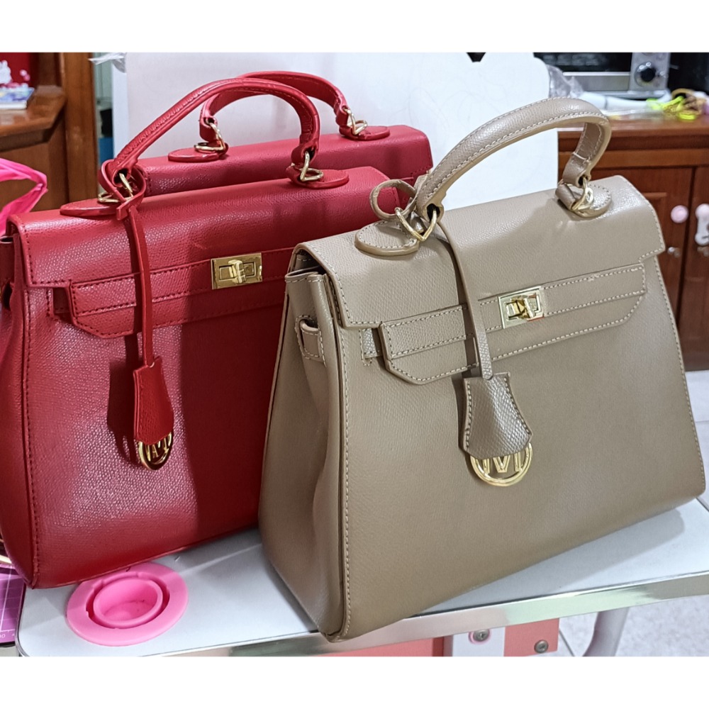 現貨 凱莉包 中大包側背包 卡其色/紅色五金，油邊微瑕疵 包體完整 尺寸：28×22.5×11.5出清-細節圖3