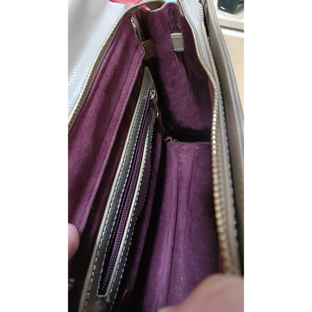 現貨 凱莉包 中大包側背包 卡其色/紅色五金，油邊微瑕疵 包體完整 尺寸：28×22.5×11.5出清-細節圖6