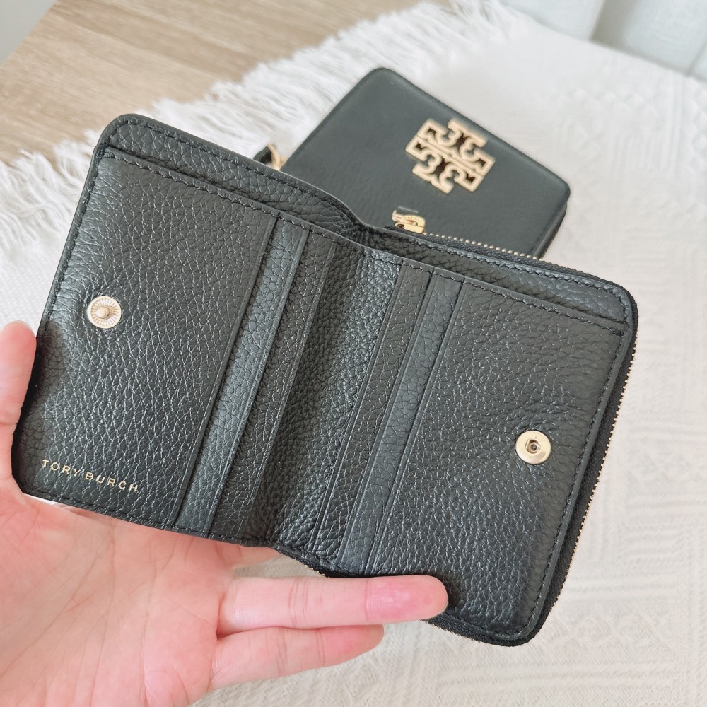 【Tory Burch】TB BRITTEN 立體 LOGO 拉鍊 短夾-細節圖3