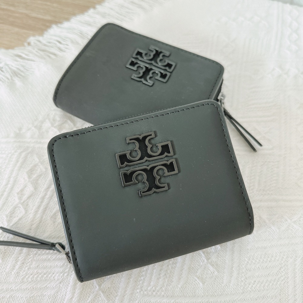 【Tory Burch】TB BRITTEN 立體 LOGO 拉鍊 短夾-細節圖5