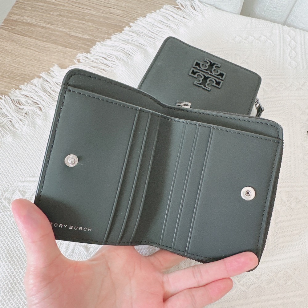 【Tory Burch】TB BRITTEN 立體 LOGO 拉鍊 短夾-細節圖2