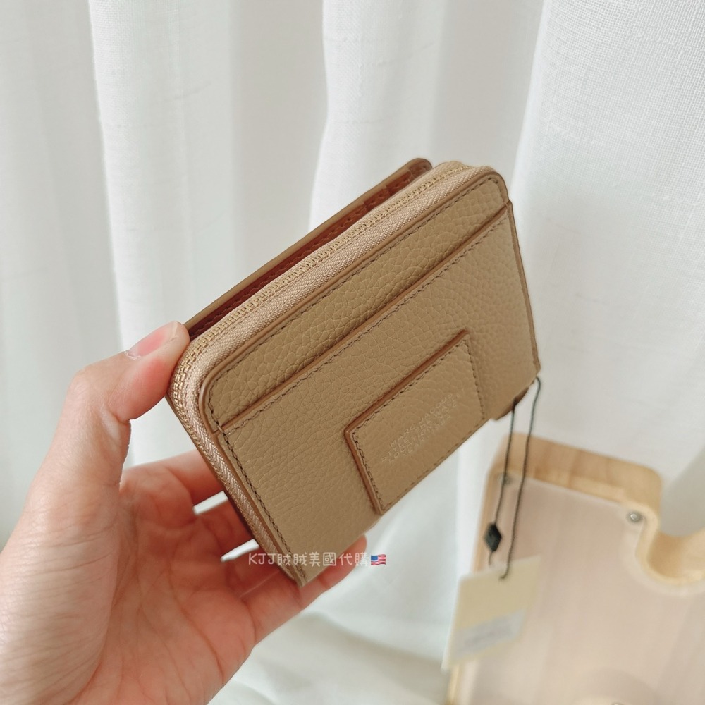 【Marc Jacobs】MJ 荔枝紋對開拉鍊短夾-奶茶色-細節圖3