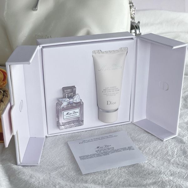 【Dior】花樣 迪奧 香氛 禮盒組 (花漾迪奧淡香水 5ml/玫瑰潤膚乳液 20ml)-細節圖4
