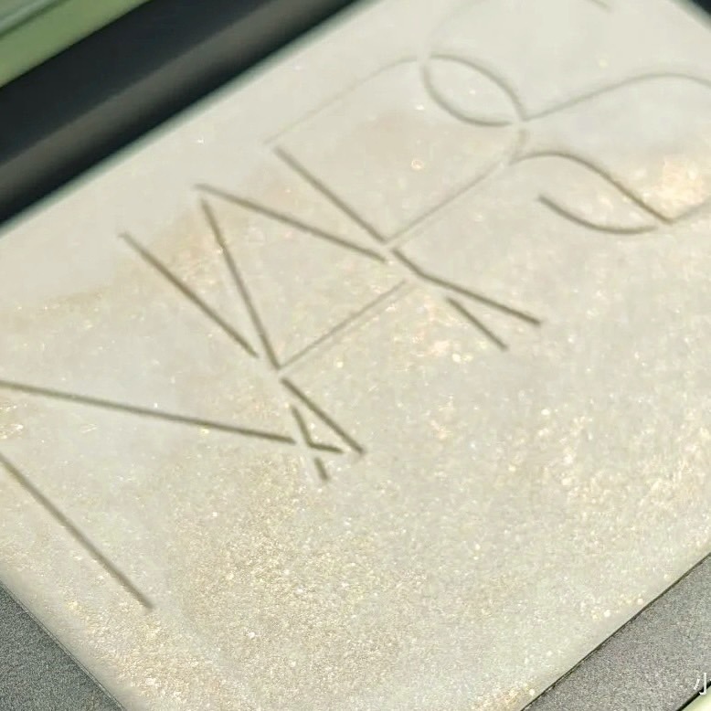 【NARS】裸光蜜粉餅 （璀璨奢金版）9.5g-細節圖6