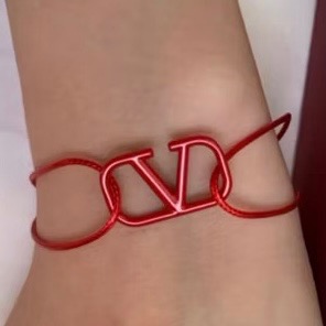 限量 VALENTINO 華倫天奴 訂製紅VLOGO手繩 限量品牌手環 原廠正櫃公司貨-細節圖2