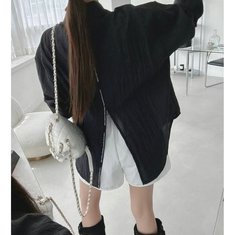 韓國女裝 Black Friday 黑五家手寫英文微皺感透透長袖襯衫-細節圖2