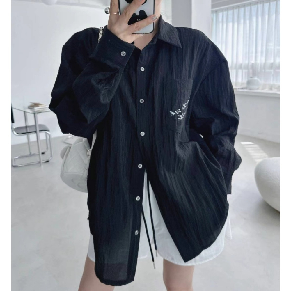 韓國女裝 Black Friday 黑五家手寫英文微皺感透透長袖襯衫-細節圖3