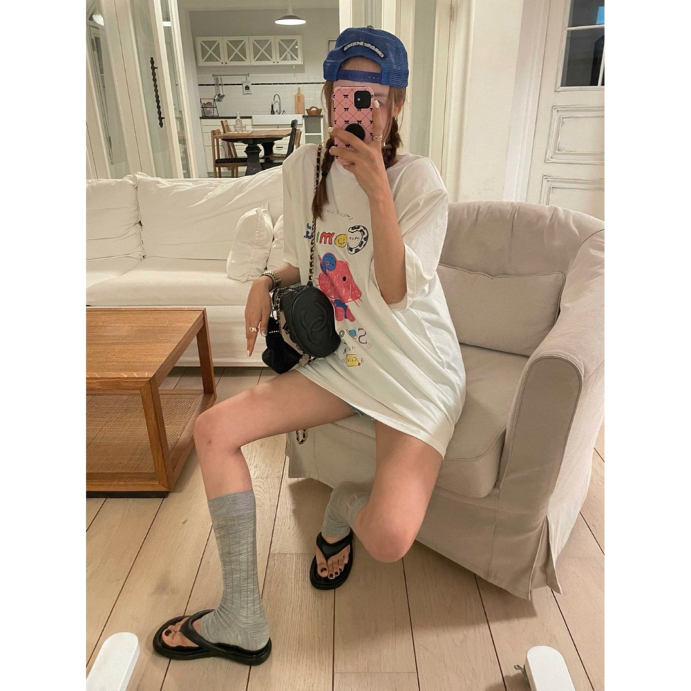 韓國女裝 Mienne 凱蒂塗鴨風長版上衣-細節圖2