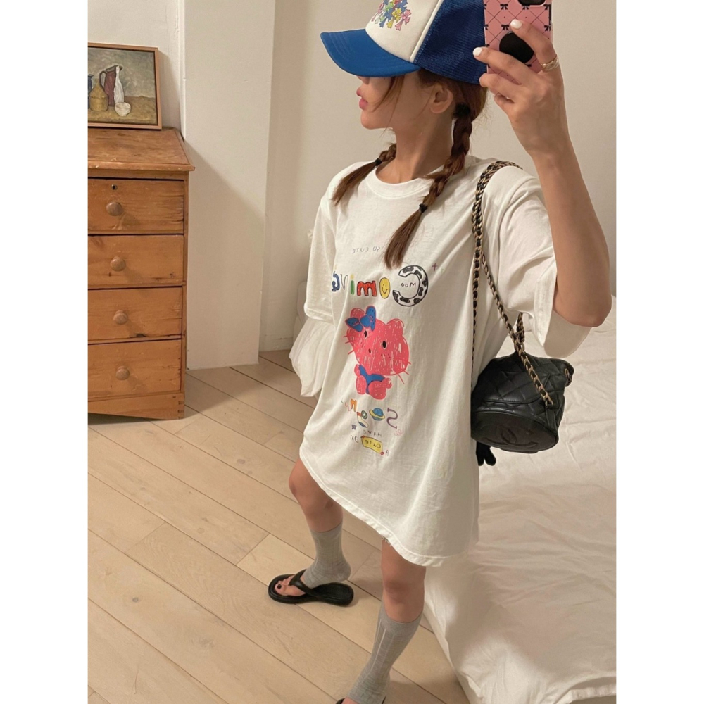 韓國女裝 Mienne 凱蒂塗鴨風長版上衣-細節圖8