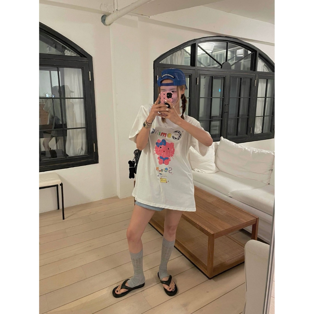 韓國女裝 Mienne 凱蒂塗鴨風長版上衣-細節圖9