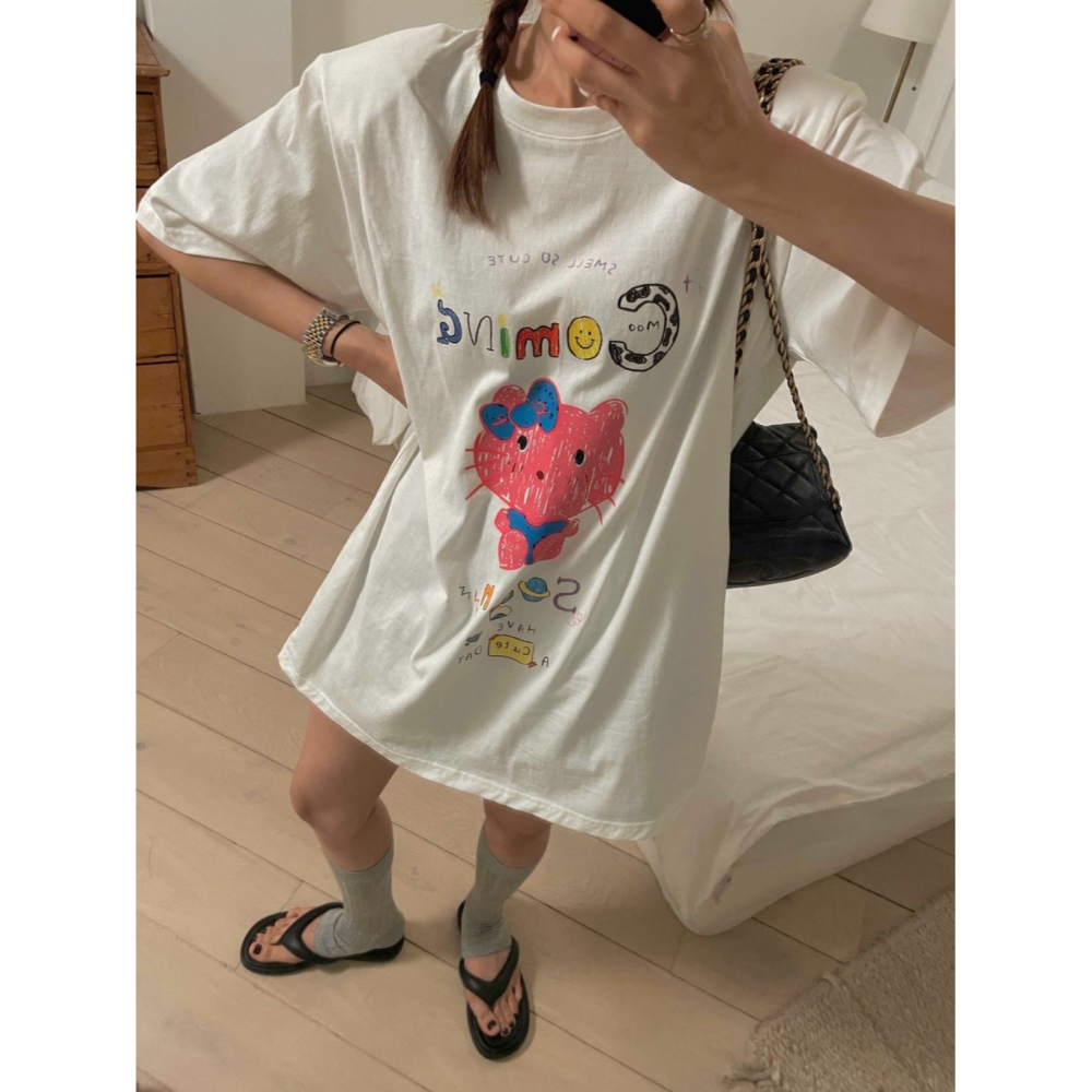 韓國女裝 Mienne 凱蒂塗鴨風長版上衣-細節圖10