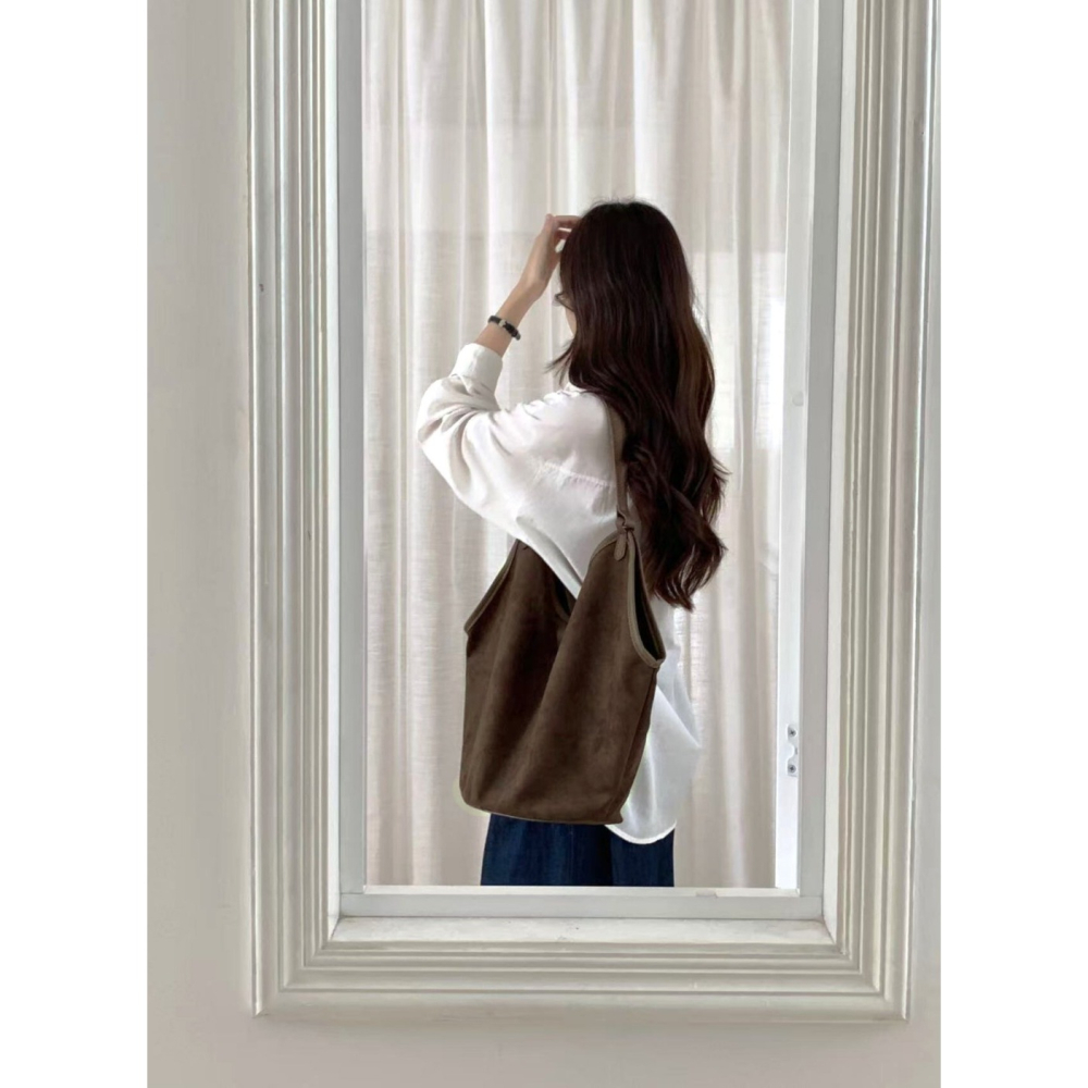 韓國  Alte 慵懶絲絨面 拖特單肩包-細節圖3