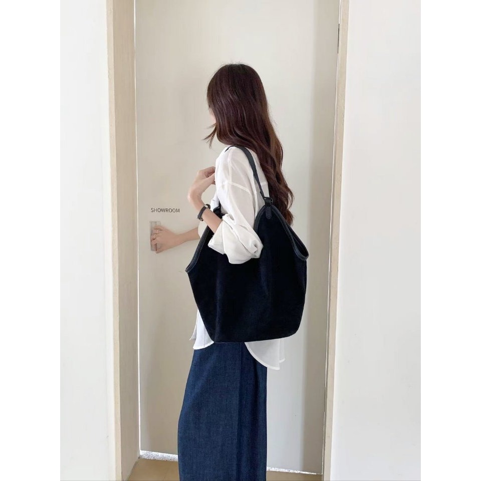 韓國  Alte 慵懶絲絨面 拖特單肩包-細節圖4