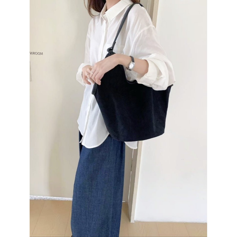 韓國  Alte 慵懶絲絨面 拖特單肩包-細節圖6